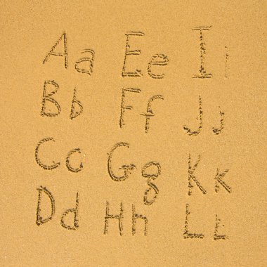 bir kum üzerinde alfabesi