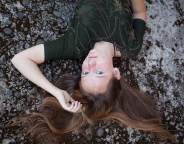 güzel bir kız bir taş üzerinde yalan