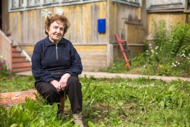 Onu eve yakın yaşlı kadın.