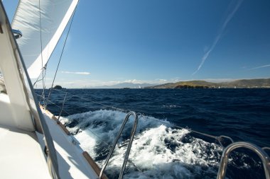 Beyaz yelkenli yelkenli gemiler