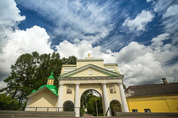 Vstupní brána do kláštera Tichvinský — Stock fotografie