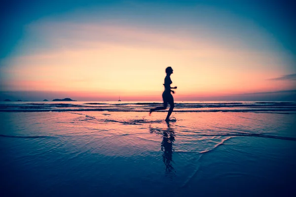 Vrouw jogger op het strand — Stockfoto