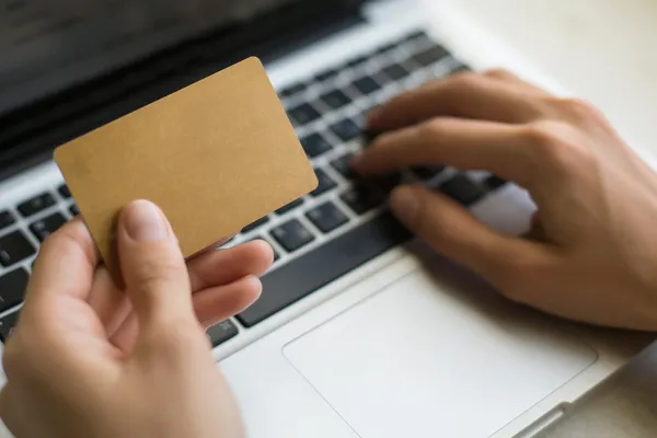 Tarjeta de descuento en una mano femenina — Foto de Stock