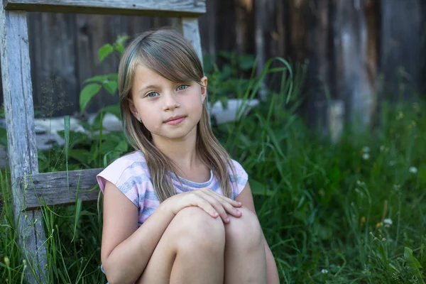 Girl near a country house — Stock Photo, Image