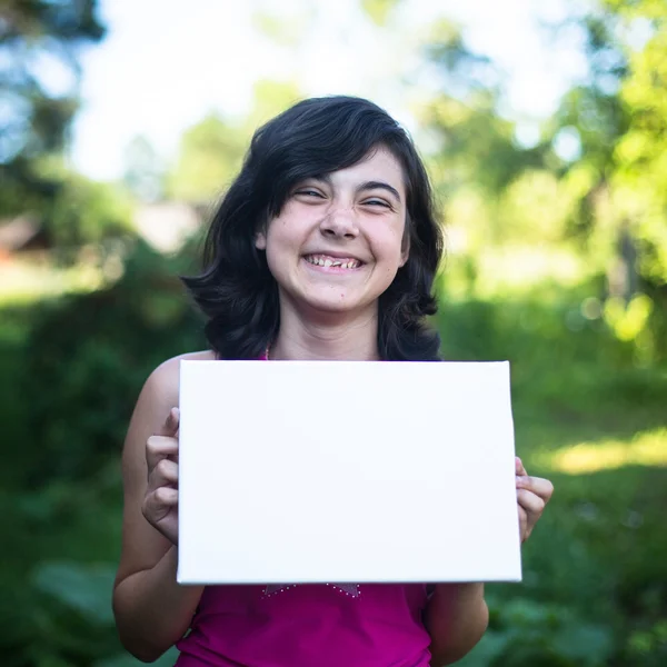 Κορίτσι εκμετάλλευση καθαρό φύλλο χαρτί — Φωτογραφία Αρχείου