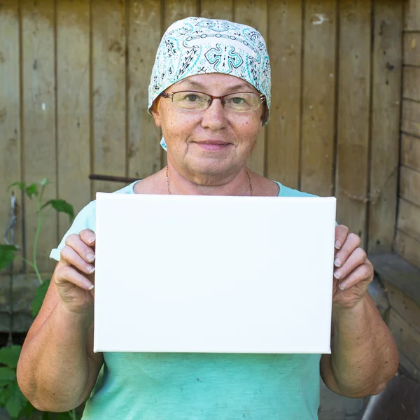 Vrouw bedrijf schone lei papier — Stockfoto