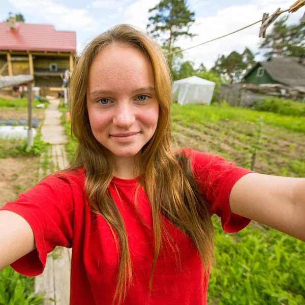 Adolescente tomando uma selfie — Fotografia de Stock