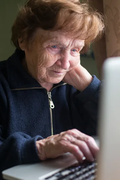 Mulher idosa usando laptop — Fotografia de Stock