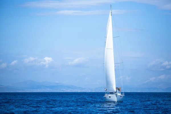 Båt i segling regatta — Stockfoto