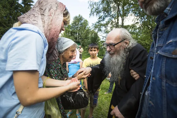 Firandet till minne av rev. anthony dymsky — Stockfoto