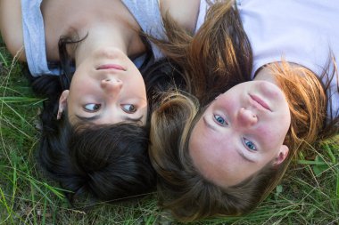 Çimenlerde yatan kız