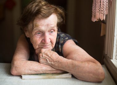 dalgın yaşlı kadın