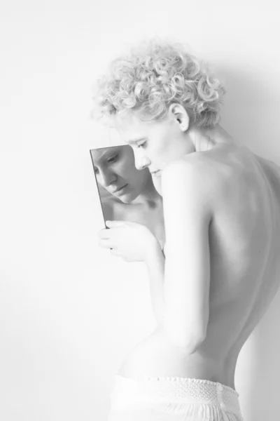 Ung sexig tjej och spegel — Stockfoto