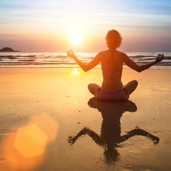 Kumsalda meditasyon yapan bir kadın. — Stok fotoğraf