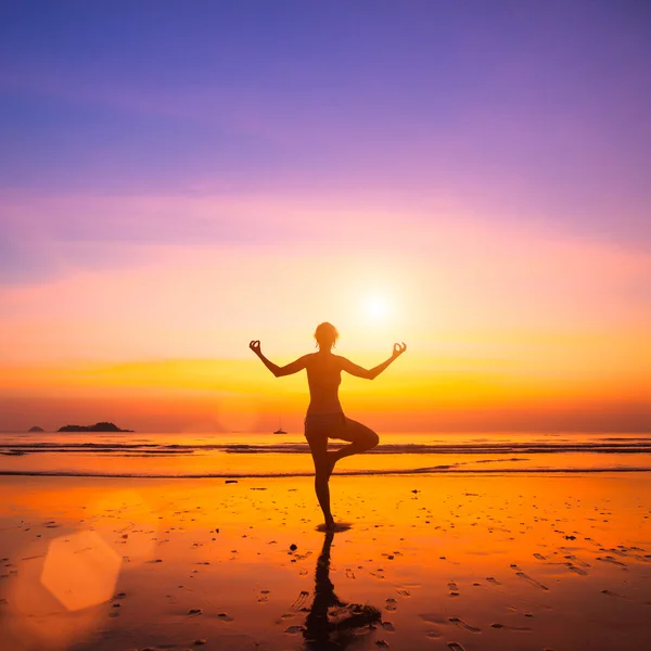 Жінка йога на морському узбережжі — стокове фото