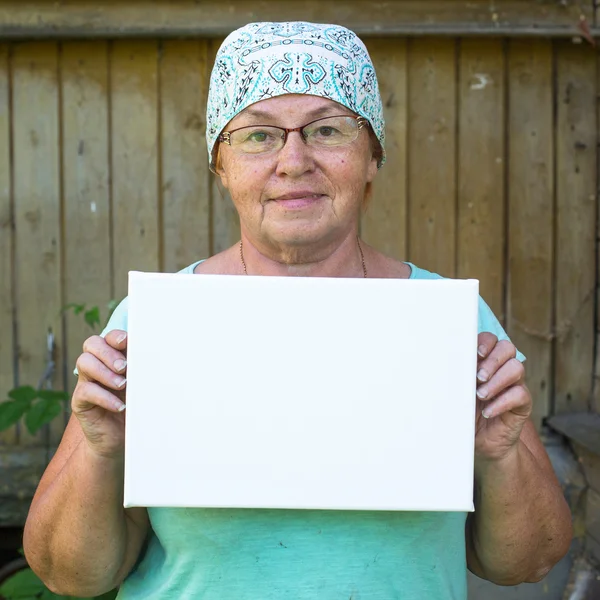 Žena drží čistý bílý list papíru. — Stock fotografie