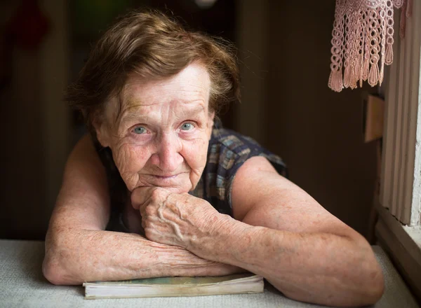 Yaşlı bir kadının portresi — Stok fotoğraf