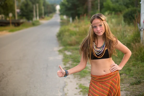 Flicka hitch vandring på landsbygden road. — Stockfoto
