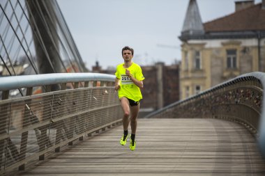 krakow uluslararası maraton sırasında katılımcılar