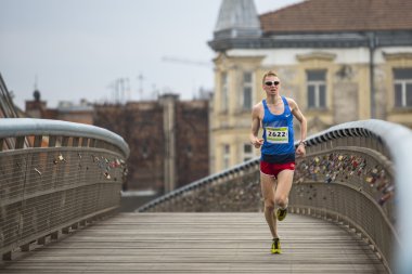 krakow uluslararası maraton sırasında katılımcılar