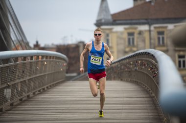 krakow uluslararası maraton sırasında katılımcılar