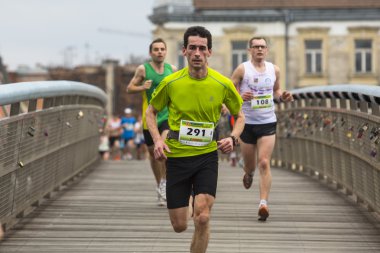 krakow uluslararası maraton sırasında katılımcılar