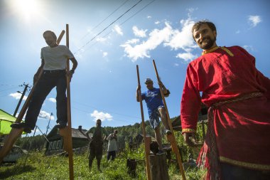 Halk Festivali Ivan-çay sırasında katılımcılar