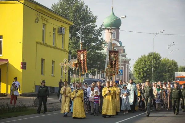 Deelnemers orthodoxe Goddelijke Liturgie — Stockfoto