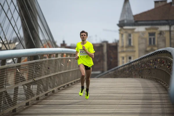 Deelnemers tijdens de marathon van Krakau — Stockfoto