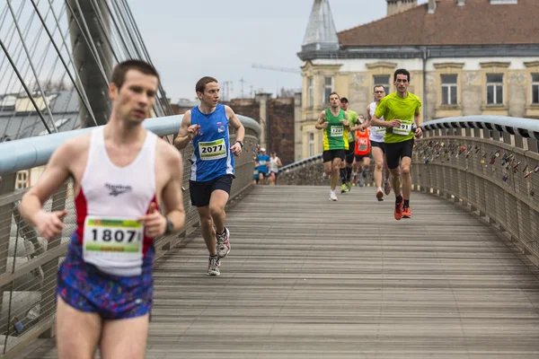 Participantes durante la Maratón Internacional de Cracovia — Foto de Stock