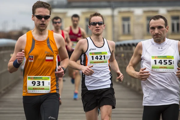 Participantes durante a Maratona Internacional de Cracóvia — Fotografia de Stock