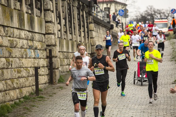 Deelnemers tijdens de marathon van Krakau — Stockfoto