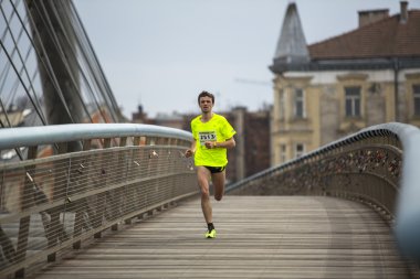 yıllık krakow maraton sırasında katılımcılar.