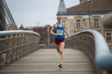 yıllık krakow maraton sırasında katılımcılar.