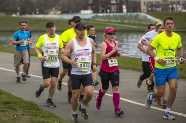 yıllık krakow maraton sırasında katılımcılar.