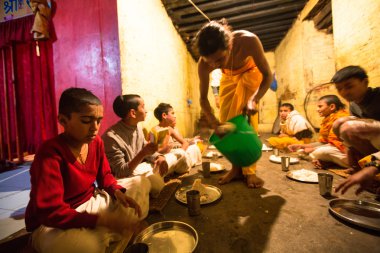 jagadguru okulda yemek sırasında çocuk.
