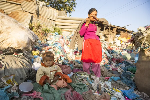 Child is sitting on dump — Stock Photo, Image