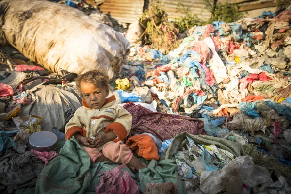 Kind zit op dump — Stockfoto