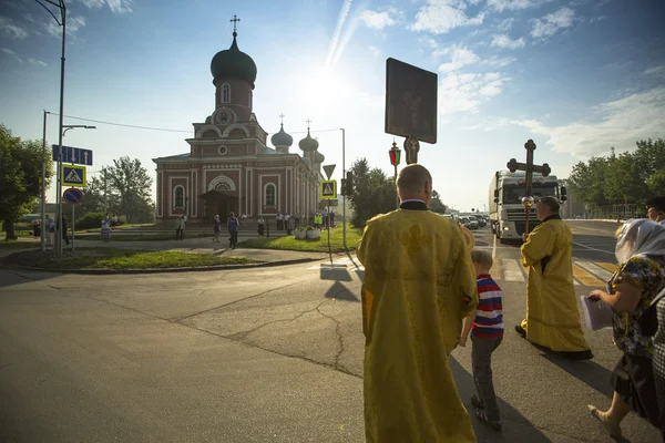 Uczestnicy procesji religijnej prawosławny — Zdjęcie stockowe