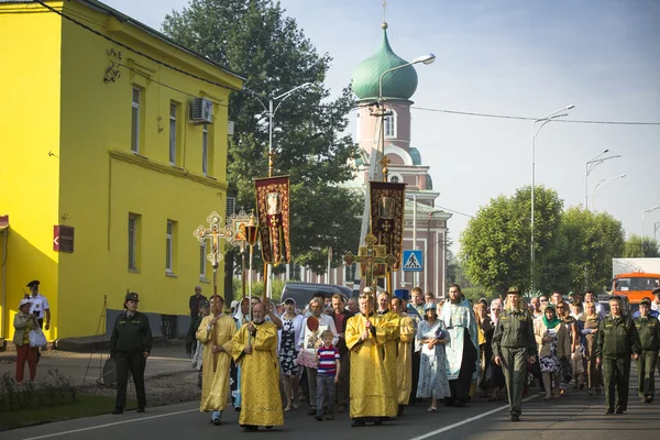 Teilnehmer Orthodoxe religiöse Prozession — Stockfoto