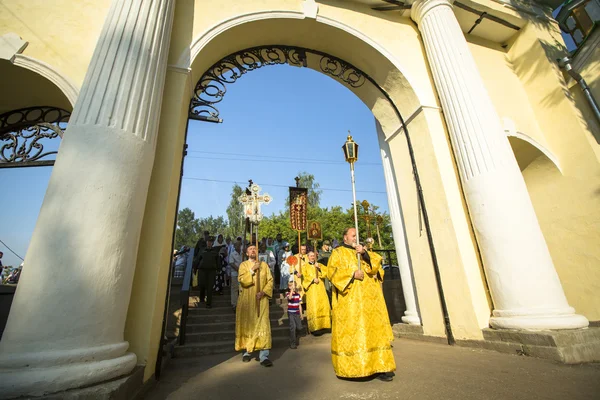 Deelnemers orthodoxe religieuze processie — Stockfoto