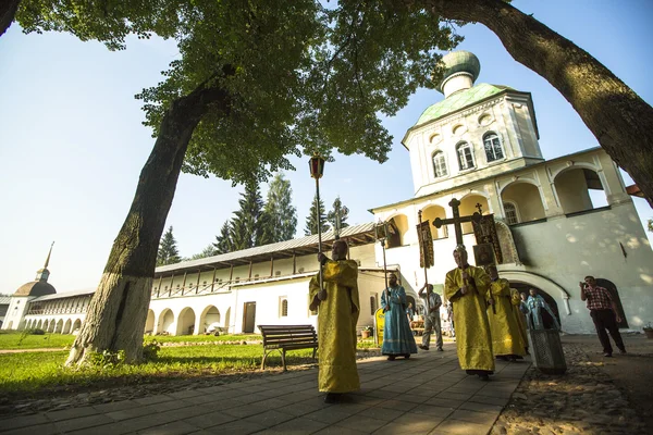 Deelnemers orthodoxe religieuze processie — Stockfoto