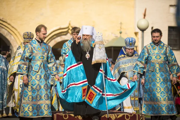 Bishop ve Tihvin lodeinopolskiy mstislav kutlamak Ortodoks kutsal ayini — Stok fotoğraf