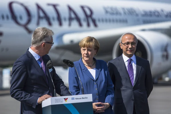 Angela Merkel e Lutfi Elvan — Fotografia de Stock