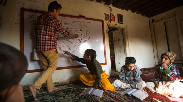 Children in lesson on the computer at Jagadguru School — Stock Photo, Image