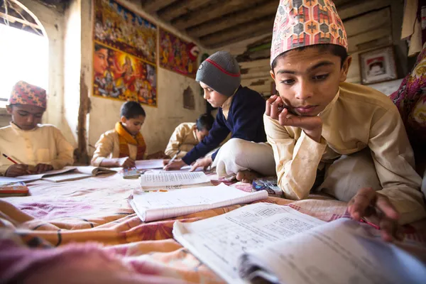 Niños haciendo deberes en la escuela Jagadguru . —  Fotos de Stock