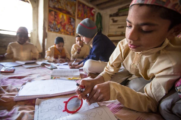 Barn gör läxor på jagadguru skola. — Stockfoto