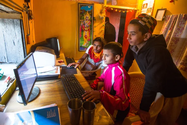レッスン jagadguru 学校でコンピューター上の子どもたち — ストック写真