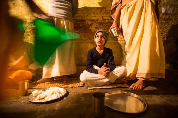 Kinder beim Abendessen in der Jagadguru-Schule. — Stockfoto