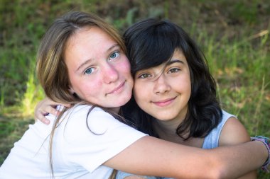 iki genç kız parkta